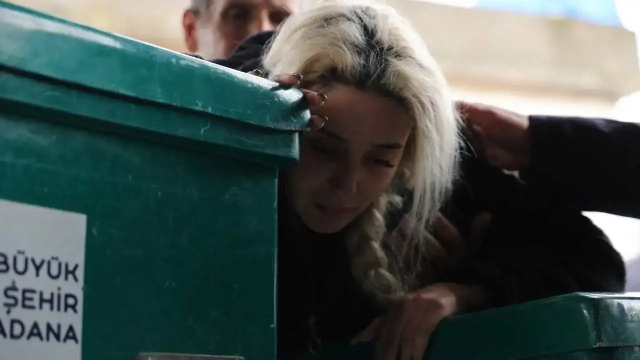 Adana’da Babalarının Öldürdüğü Kardeşler Gözyaşlarıyla Uğurlandı 6